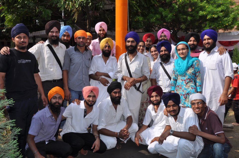 6229d1317958958-nishan-sahib-placed-gurudwara-guru-nanak-313878_176898839057359_100002117315117_384271_1726008580_n.jpg