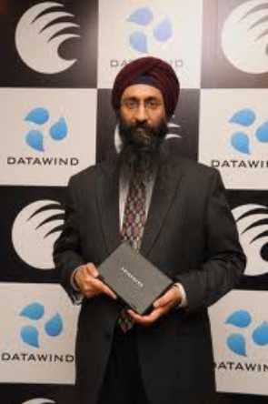 6228d1317942166-aakash-worlds-cheapest-tablet-launched-sold-aakash_tablet_datawind_suneet_singh_tuli_ceo.jpg