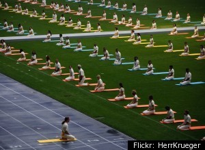 5795d1309990480-ravi-shankars-mass-meditation-world-peace-meditation.jpg