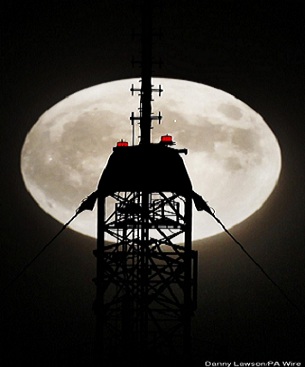6558d1336422010-supermoon-dominates-sunday-night-skyline-around-supermoon5.jpg