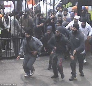 6262d1318543334-uk-police-seek-assistance-terrifying-moments-article-2048164-0e56e40800000578-681_634x597.jpg