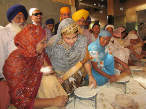 6184d1316835412-baroness-warsi-visits-sikh-holy-shrine-top_00223.jpg