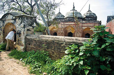 mosque-at-Sri-Hargobindpur-5.jpg
