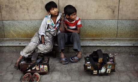 Shoeshine-boys-wait-for-c-007.jpg