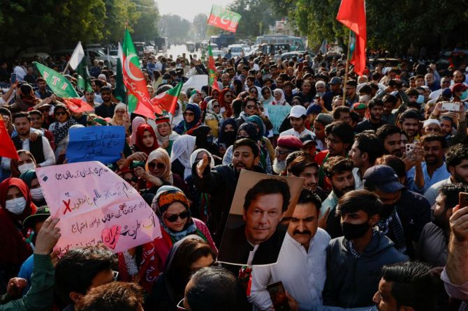 15imran-khan-supporters-throng-islamabad.jpg
