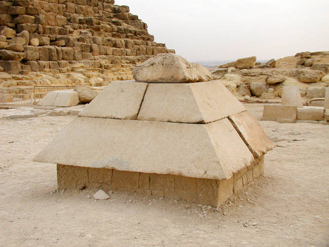 Pyramidion-satellite-kh%C3%A9ops.jpg