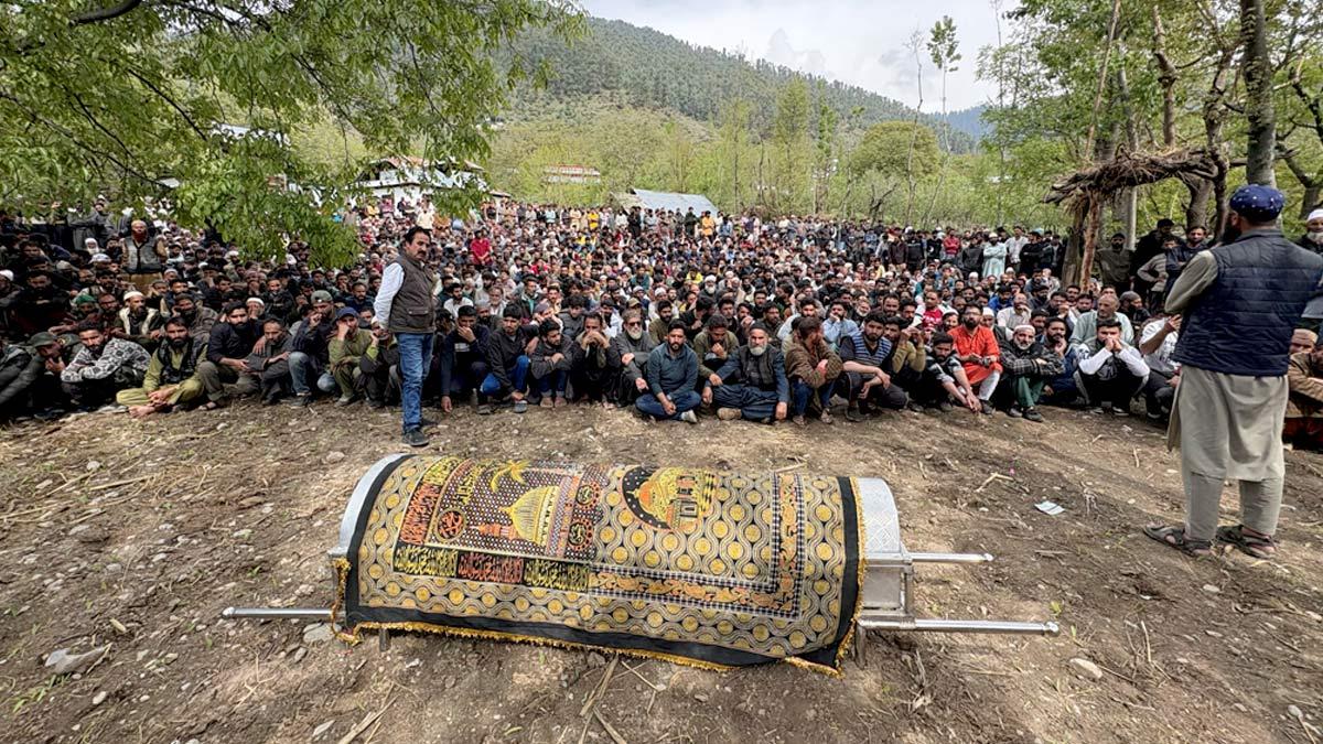 23adil-hussain-shah-coffin1.jpg