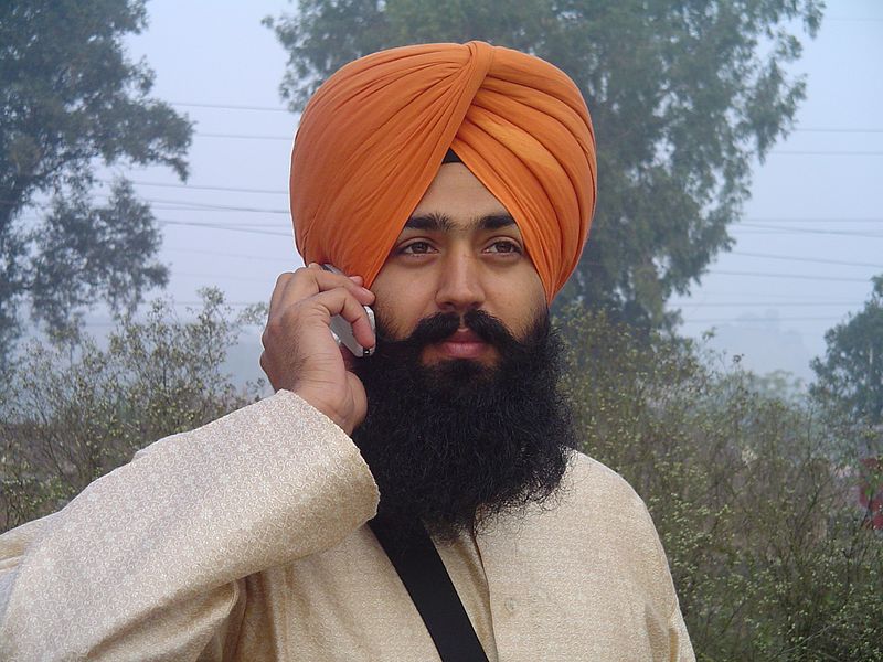 800px-Sikh_wearing_turban.jpg