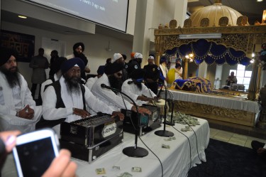 9295-6-parpal-singh-private-security-around-guru-sahib-375x249.jpg